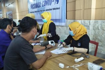 Enam nakes dapatkan logam mulia pada puncak HUT ke-28 Kota Mataram