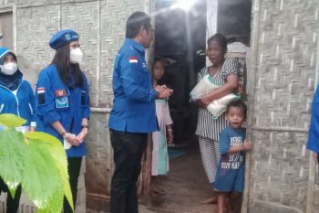 Bulan Bakti Partai Demokrat ke-20, Asep Makmur berikan bantuan kepada warga kurang mampu