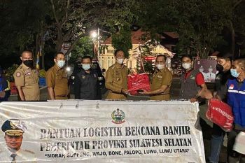 Pemprov Sulsel serahkan bantuan  kepada tujuh kabupaten terdampak banjir
