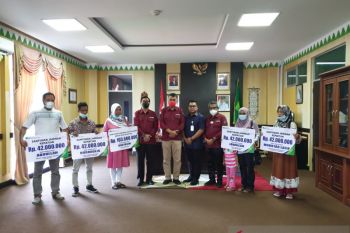 Bupati Natuna serahkan santunan BPJamsostek kepada ahli waris