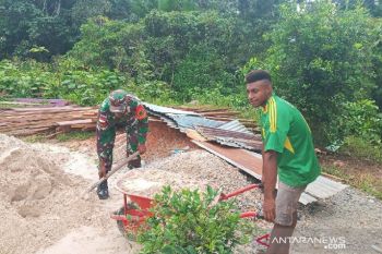 Aparat TNI Boven Digoel bantu bangun rumah warga