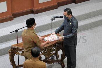 Pemkab Kolaka serahkan dokumen KUA-PPAS perubahan anggaran