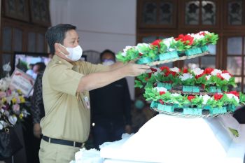 Melayat ke rumah duka Tetty Pepah-Paath, ini pesan Wagub Steven