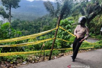 Jalan Lubukbasung-Bukittinggi di kelok 44 retak dan berpotensi terban, polisi pasang ini