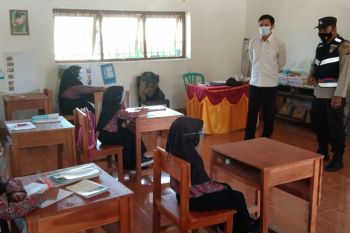 Sambangi Sekolah, Bhabinkamtibmas Batu Tering Awasi Penerapan Prokes