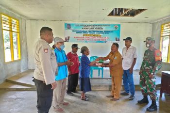Aparat TNI/Polri dampingi penyaluran BLT tahap dua di Biak Utara Papua