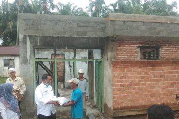 Bupati Pesisir Selatan serahkan bantuan untuk keluarga terdampak bencana di empat kecamatan