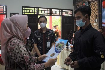 Bupati Purbalingga serahkan 1.177 sertifikat tanah  program PTSL