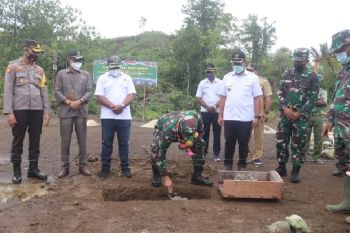 Danrem 173/PVB awali pembangunan rumah pra TMMD