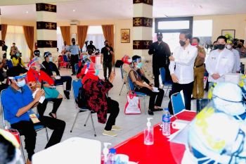 Presiden menyapa peserta vaksinasi di Provinsi Lampung