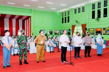 Presiden tinjau program vaksinaai pelajar di SMAN 2 Bandarlampung