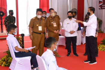 Presiden RI Jokowi tinjau pelaksanaan vaksinasi pelajar di Pesawaran