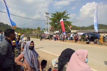 Warga antusias tunggu kedatangan Presiden Jokowi di Bendungan Way Sekampung