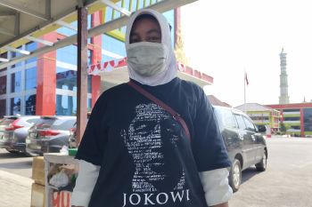 Dua pedagang di kota Bandarlampung dapatkan baju kaus bergambar Jokowi