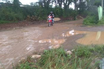 Warga berharap Wali Kota Bandarlampung perbaiki jalan rusak