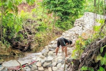 Pemkab  hentikan pengerjaan tanggul sungai di Desa Korololama