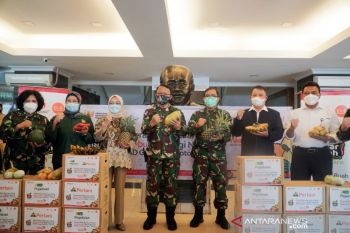Pertani berikan paket buah kepada nakes RSPAD Gatot Soebroto