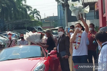 Saipul Jamil ke makam orang tua dan mandi di laut