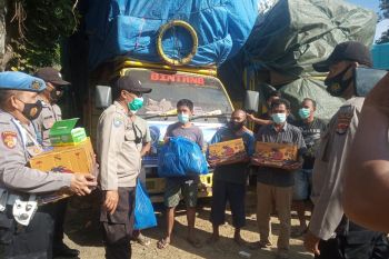 Puluhan truk logistik tujuan NTT tertahan di Pelabuhan Lembar Lombok