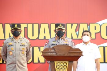 Kapolri Serahkan 10 Iso Tank untuk Indonesia Antisipasi Ketersediaan Oksigen