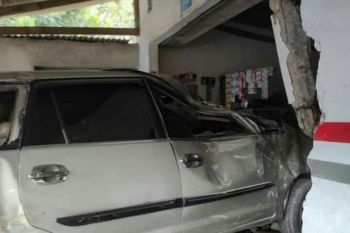 Ini detik-detik mobil seruduk kios rokok di Desa Sukarara