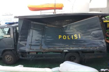 Truk boks Polres KSB tertimpa truk Fuso hingga ringsek di atas feri Pototano-Kayangan