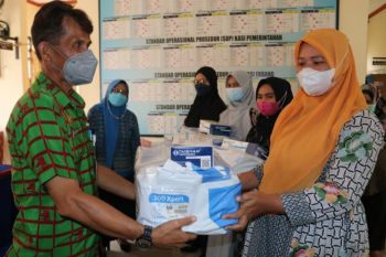BPBD Polewali Mandar serahkan 375 APD untuk bidan desa
