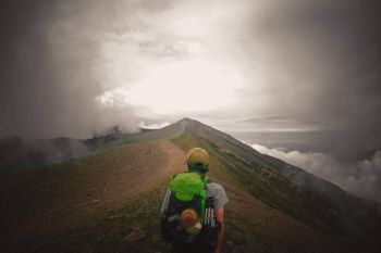 Seorang pendaki asal Kota Padang jatuh di lokasi cadas Marapi