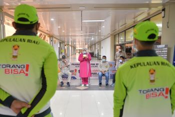 PON Papua-Wakil Gubernur Kepri lepas atlet futsal PON XX Papua