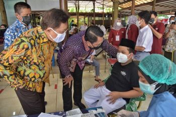 Sebanyak 600 siswa SMP dan SMA Al Ahzar menjalani vaksinasi COVID-19