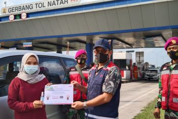Hutama Karya bagikan souvernir e-Toll sambut Hari Pelanggan Nasional