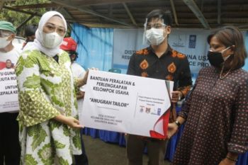 Bupati Mamuju serahkan 100 sertifikat gratis kepada warga desa Kopeang