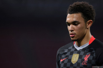 Bek Liverpool kalah saing dari bek Manchester City di timnas Inggris
