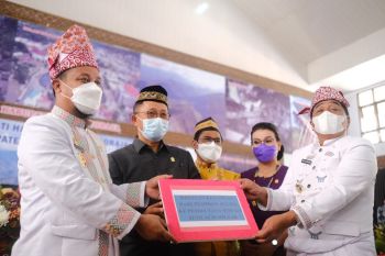 Plt Gubernur Sulsel serahkan Rp400 juta bantu UMKM di Toraja