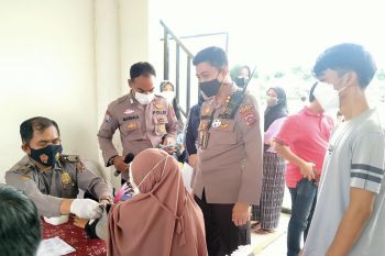 Polres vaksin 103 orang pengunjung GOR Rang Agam