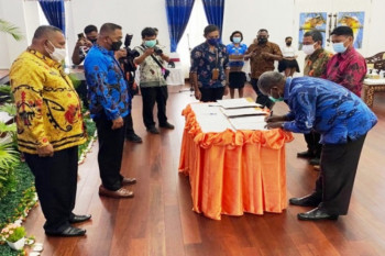 Pemprov Papua salurkan beasiswa pendidikan di 12 perguruan tinggi