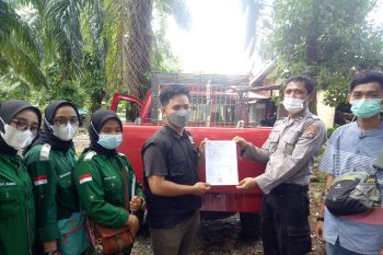 Elang itu terluka tak bisa terbang dan diselamatkan polisi, kini diserahkan ke KSDA untuk dilepas