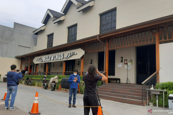 Satpol PP Jaksel menutup operasional Holywings Kemang berujung pelanggaran saat PPKM