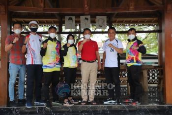 Bupati berikan uang saku kepada duta olahraga asal Lampung Barat