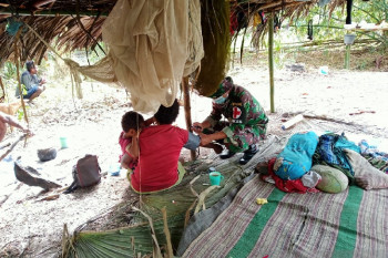 Satgas TNI Yonif 611 berikan layanan kesehatan warga Papua di perbatasan