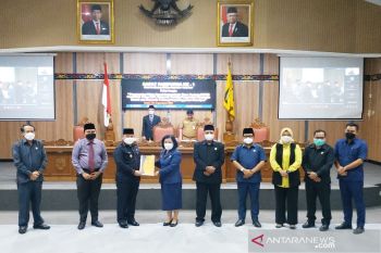Bupati Kotim serahkan tiga raperda sekaligus kepada DPRD