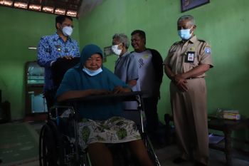 Wabup Sleman menyerahkan bantuan kursi roda Program JPS