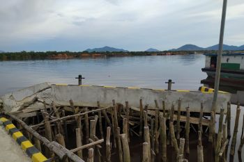 Dermaga Simpang Hilir Kayong Utara rusak diduga ditabrak tugboat