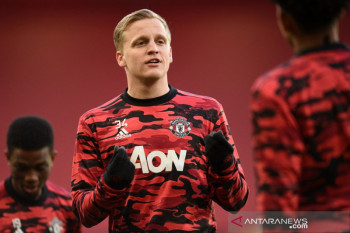 Donny van de Beek bertahan di MU