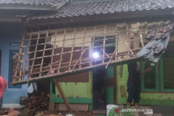 Hujan deras akibatkan rumah warga di Sukabumi roboh