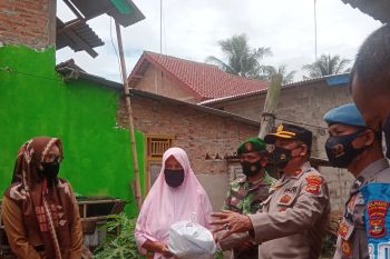 Angin puting beliung terjang Desa Margasari, polisi beri bantuan