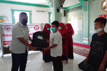 PT Semen Padang salurkan ini untuk 70 pelajar kurang mampu di Teluk Bayur