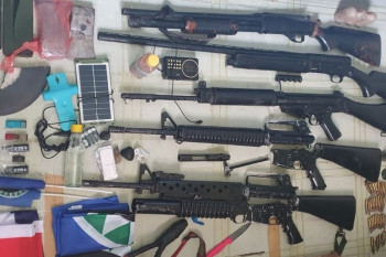 Personel TNI Koramil Batom dan warga amankan KSB beserta lima senjata api