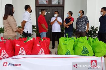 Alfamidi salurkan bantuan warga terdampak PPKM di Bitung