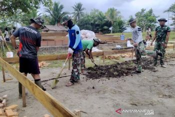 Warga Kampung Okor antusias bantu Satgas TMMD bangun rumah